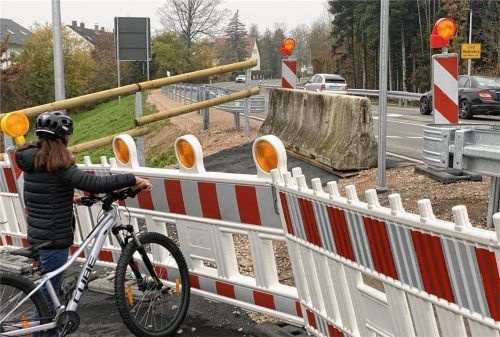 Kurz nach Teilfreigabe der Pürtener Kreuzung ist die Querungshilfe am Ortseingang an der Kraiburger Straße schon wieder geschlossen. Das Staatliche Bauamt Rosenheim bessert hier nach. Foto Lohmann