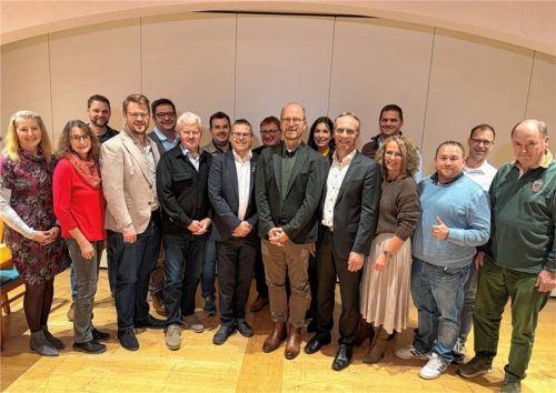 Landratskandidat Alexander Sommer (Sechster von links vorne) und MdL Markus Saller (Fünfter von links vorn) mit den Bürgermeistern Michael Hetzl (Dritter von links vorne) aus Mühldorf, daneben Erwin Baumgartner (Neumarkt), Matthias Huber aus Erharting (Vierter von links hinten), Robert Pötzsch aus Waldkraiburg (Vierter von rechts vorne), Johann Ziegleder (Egglkofen) und weiteren Bewerbern der UWG für den Kreistag. Foto UWG