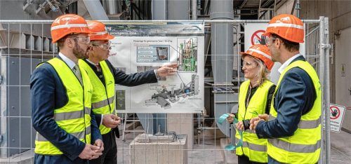 Landtagsabgeordneter Daniel Artmann, Landrat Otto Lederer und Daniela Ludwig, Parlamentarische Staatssekretärin beim Bundesminister des Innern im Gespräch mit Dr. Markus Stecher, Leiter des Net Zero Emission Teams des Zementwerkes. Foto Thomae