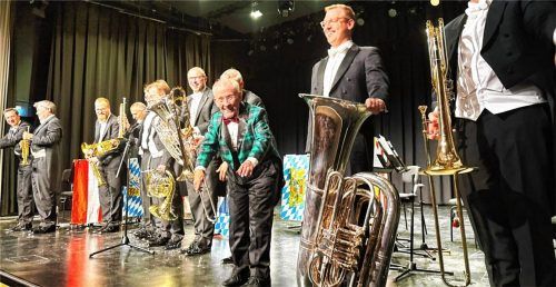 Langsam, aber sicher wird er zur Legende: Bob Ross (vorne) mit seiner Band im Mühldorfer Stadtsaal. Foto Kreibich