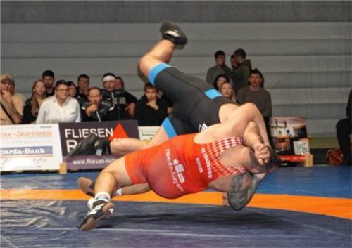 Laszlo Egervari wirbelte Tunahan Cedimoglu (blaues Trikot) durch die Luft und legte ihn auf die Schultern.Foto Wittenzellner