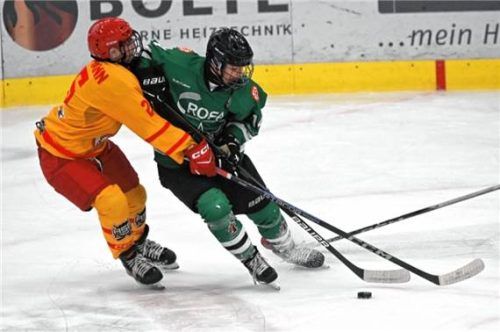 Laurenz Krüger (rechts) und die Starbulls Rosenheim haben gegen Düsseldorf Moral gezeigt.Foto Franz Ruprecht