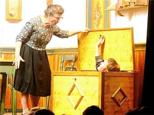 Lauscher oder Leiche? Der Inhalt der Truhe, die im Mittelpunkt des Theaterstücks steht, sorgt immer wieder für Überraschungen. Foto Hötzelsperger