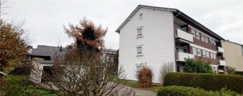 Laut Bauplan sollen auf diesem Grundstück drei Garagen abgerissen werden und ein Haus mit rund 170 Quadratmetern sowie 21 Stellplätze errichtet werden. Da bliebe nicht mehr viel Platz für Grün – zu wenig für die Mitglieder des Bauausschusses. Foto becker