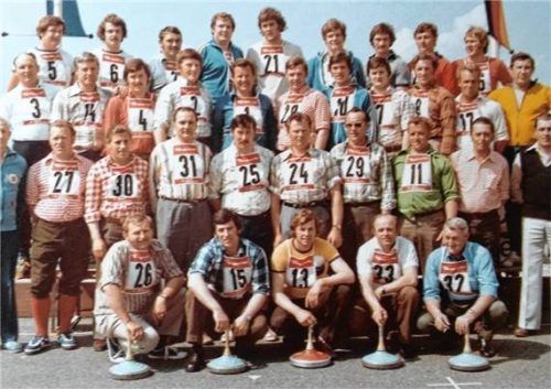 Legendäres Gruppenfoto des ersten Kraftlackl-Weitenwettbewerbs im Jahr 1974.Foto Albert Kamhuber