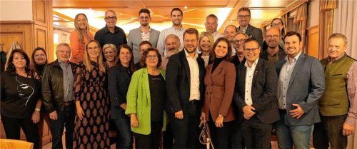 Leinen los und volle Kraft voraus: Die UM-Kandidatinnen und -Kandidaten nach ihrer Nominierung für den Mühldorfer Stadtrat hatten sichtlich Spaß. Listenführer und Bürgermeister Michael Hetzl (Mitte): „Ich freue mich riesig, mit dieser starken Mannschaft in den Wahlkampf zu gehen.“ Foto seifinger