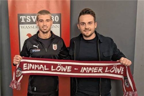 Leon Simeth (links), hier mit Abteilungsleiter Kevin Klammer, verlängert beim TSV Wasserburg.Foto Hain