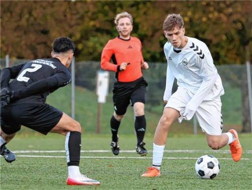 Leopold Forstpointner (rechts) erzielte zwei Treffer beim klaren Auswärtssieg von Burghausens A-Junioren, der die Bayernliga-Spitzenposition festigt.Foto Gabi Zucker