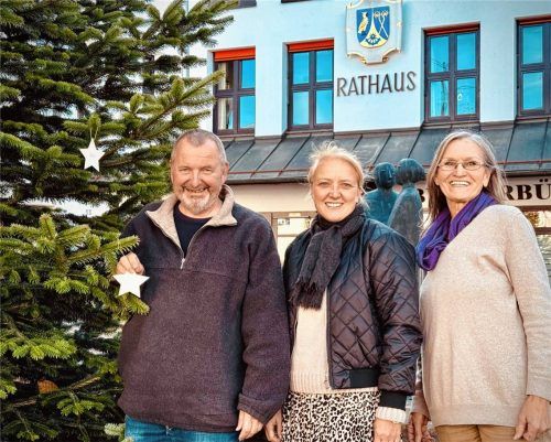 Lichtblick zu Weihnachten: Bei der „Wunschbaum-Aktion Prien am Chiemsee“ können sich Bürger, die Unterstützung benötigen, direkt im Tourismusbüro Prien melden und ihre Wünsche einreichen. Unser Foto zeigt (von links) Dritten Bürgermeister Martin Aufenanger, Projektkoordinatorin Nina Mroczeck von Gliczinski und Sozial- und Familienbeauftragte Gabriele Schelhas.Foto Markt Prien