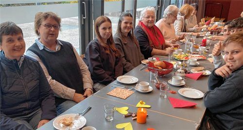 Liebevoll dekoriert waren die Tische, an denen sich Jung und Alt beim Frühstück austauschten. Foto Kotter