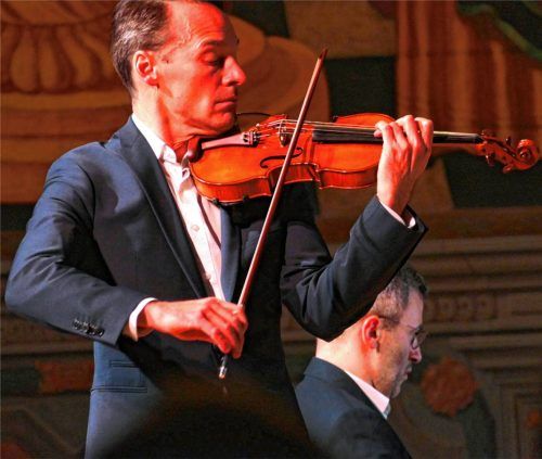 Linus Roth bestach mit schönem Geigenklang, begleitet von Boris Kusnezow am Klavier. Foto Janka