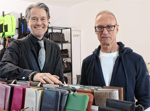 Lorenz Daxenbichler (links) erhofft sich zusammen mit Jürgen Schmid in den kommenden Wochen bis Weihnachten zahlreiche Kunden in der Rosenheimer Straße. Foto Bettinger