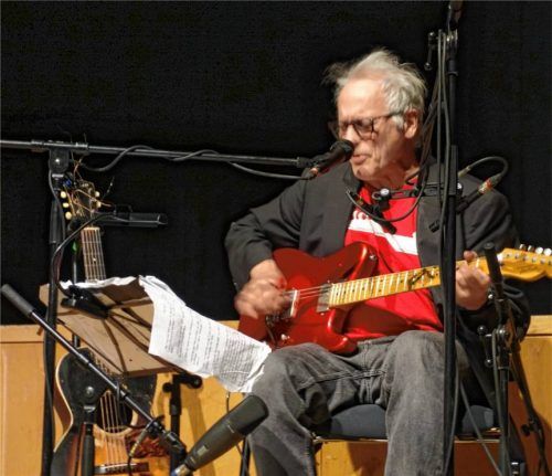 Marc Ribot mahnte angesichts von Weltzerstörung und der politischen Spaltung in den USA. Foto Friedrich