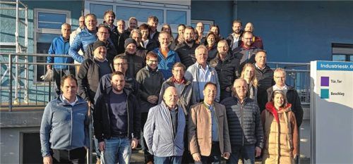 Marco Traubinger (vorne links) und Nikolaus Binder (vorne, Dritter von links) stellten sich nach der Betriebsführung mit Obermeister Anton Hudlberger (vorne, Vierter von links) und den Mitgliedern der Metall-Innung Altötting-Mühldorf zum Gruppenfoto. Foto maier