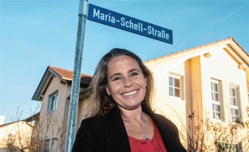 Marie Theres Relin hat ein Buch über ihre Mutter Maria Schell geschrieben. Das Bild zeigt die Autorin unter dem Schild der Maria-Schell-Straße. Vor zehn Jahren hat die Stadt Wasserburg eine Straße nach Maria Schell benannt. Foto dpa/Archiv