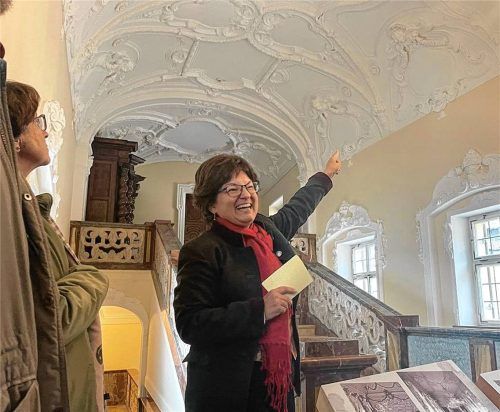 Martina Stoib erläutert Details des Prunktreppenhauses, das hinauf in den Preysing-Saal führt.Fotos  Kirchner