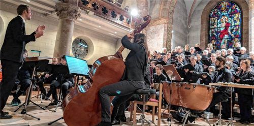 Matthias Bertelshofer (links) leitete die Kantorei Traunstein, die Brahms deutsches Requiem in der Auferstehungskirche aufführte. Foto Benekam