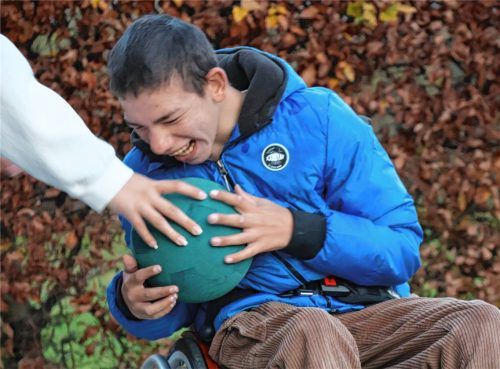 Mehr als eine runde Sache: Raphael (14) taut im Haus Marini auf und fühlt sich wie zu Hause. Fotos simeth