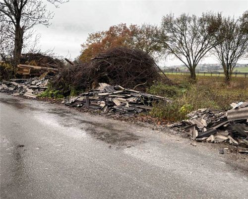 Mehrere Haufen asbestverseuchten Bauschutts wurden am Haager Furtherweg einfach neben die Straße gekippt. Foto re
