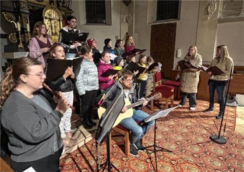 Mit Begeisterung proben die Jugendlichen für das Jubiläumskonzert unter der Leitung von Yvonne Bauer. Foto jaensch