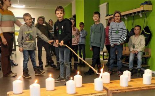 Mit dem Heiligen Geist ein Licht anzünden, als Symbol der biblisch überlieferten Feuerzungen, bereitete Spaß. Foto Strim