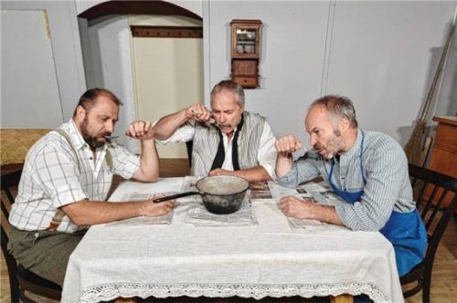 Mit den „Drei Eisbären“ Hermann Oberloher, Hans Huber und Helmut Huber (von links) startet die Seeoner Heimatbühne in ihre diesjährige Theater-Saison. Foto Heimatbühne Seeon
