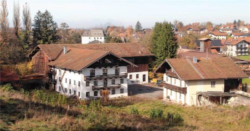 Mit der Änderung des Flächennutzungsplanes in der Max-Kurz-Straße in Chieming und dem entsprechendem Feststellungsbeschluss hat der Gemeinderat den nächsten Schritt zum Bau eines Seniorenzentrums und eines Wohngebäudes auf dem Grundstück geebnet, auf dem derzeit ein Bauernhof mit Nebengebäude steht.Foto Zandl