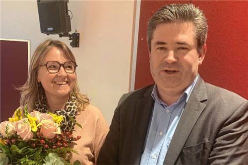 Mit einem Blumenstrauß bedankte sich Pfarrer Philipp Kielbassa bei Moderatorin Andrea Peis. Foto kotter