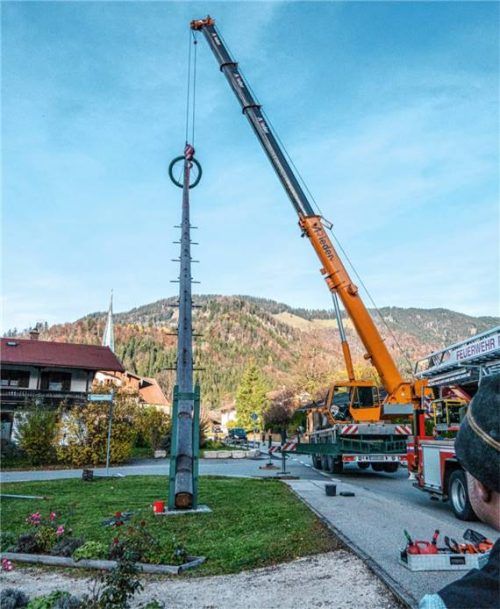 Mit einem Kran wurde der alte Maibaum umgelegt.Foto Flug
