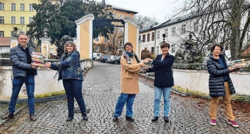 Mit einer symbolischen Bücherstafette wurde die Übergabe der Bücherei besiegelt: (von links) Pfarrer Pawel Idkowiak, Claudia Wagenknecht, Büchereileiterin Verena Lichtmannecker, Bürgermeisterin Sissi Schätz und Anna Gaigl.Foto re