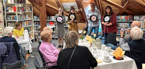 Mit Humor und Nostalgie führte das Team der Bücherei Prien durch das Seniorencafé: (von links) Melanie Schieber, Bianca Radlinger, Moni Zech und Uschi Ziegler.Foto markt prien
