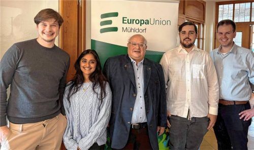 Mit Mitgliedern der Europa-Union: Kreisvorsitzender Walter Göbl (Bildmitte) und Jugendparlamentarier Maximilian Kapser (Zweiter von rechts). Foto europa-union