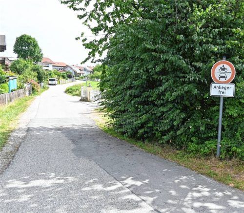 Mit optischen Fahrbahnverengungen an der Ecke Seestraße/Inntalstraße in Happing sollen sich mehr Autofahrer an die Anliegerregelung halten. Foto Schlecker