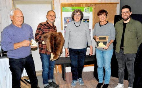 Mit Raritäten aus dem „Biberrucksack“: (von links) Karl Günsche, Dr. Andreas Zahn, Rosmarie Pointner, Bürgermeisterin Sissi Schätz und Philipp Wagner.