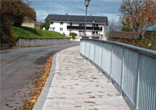 Mit über einer Million Euro schlägt die Sanierung der Dorfstraße in Kleinhöhenrain wesentlich teurer zu Buche als zunächst angenommen. Foto merk