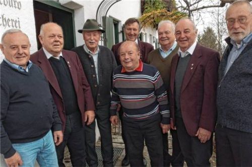 Mit Urkunde und Anstecknadel wurden von Vereinsvorsitzendem Hans Weiderer (Mitte, hinten) für 50-jährige Vereinstreue ausgezeichnet: (von links) Peter Eutermoser, Josef Stellner, Günther Stanner, Hans Salzer, Rupert Reininger, Georg Deml und Hans Pypetz. Foto penzkofer