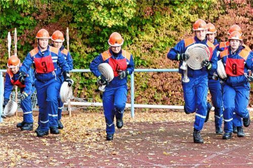 Mit voller Konzentration und Teamgeist: Die Jugendfeuerwehr Flintsbach zeigt beim Wettkampf in Neufahrn, dass sich wochenlanges Training auszahlt – jeder Handgriff sitzt, jeder Schritt zählt.Foto  Feuerwehr Flintsbach