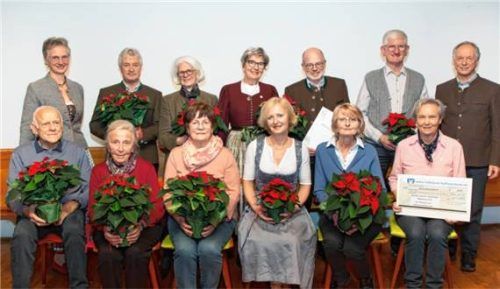 Mitgliederehrung beim Obst- und Gartenbauverein Prien und Umgebung: (vorne, von links) Hermann Christ, Elisabeth Möderl, Annemarie Mayer, Marianne Fischer, Irmgard Riepertinger, Sonja Drexler sowie (hinten, von links) Zweite Vorsitzende Christa Angerer, Franz Hofmann, Maria Frommwieser, Irmengard Fischer, Michael Anner, Johann Pichler und Vorsitzender Christian Steinbichler.Foto berger