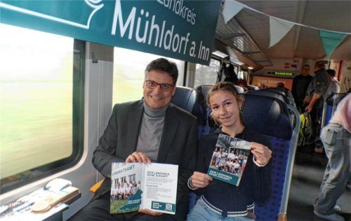 Mühldorfs Landrat Max Heimerl und Azubine Anna-Lena Gaudig stellten die Ausbildungsmöglichkeiten im Landratsamt Mühldorf vor. Fotos  Rath