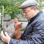 Stadtpfarrer hegt zehn gefiederte Damen