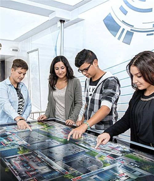 Multimedia-Anwendungen und Roboter erwarteten die Schüler. Foto re