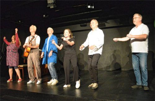 Musik und Theater, Pantomime und Comedy verbinden sich zu einem ein erlebensreichen Theaterabend – dank eines bemerkenswerten Ensembles: (von links) Daniela Mayer, Helmut Huber, Klaus Schöberl, Anja Rajch, Klaus Einsele und Herbert Prechtl. Foto sieberath