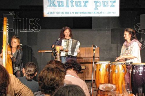 Musikalisch bunt trieb es „Harpanera“ mit Karin Herzog, Sabine Xoxi Huber und Margie Morris. Foto rösler