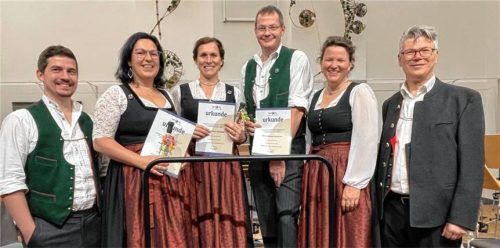 Musikverbandsvertreter Martin Kloska (rechts), Blaskapellen-Vorsitzender Thomas Krapichler (links) sowie Dirigentin Martina Riedl (Zweite von rechts) zeichneten (von links) Regina Siersch, Christine Stacheder und Michael Hamberger aus. Foto Torsten Neuwirth