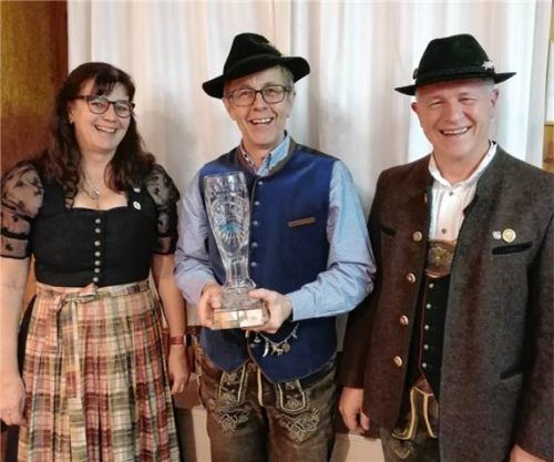 Nach dem Saisonauftakt: (von links) Zweite Schützenmeisterin Gaby Hartl, Armin Klieber, Gewinner des Weißbierpokals, und Schützenmeister Hermann Dodl.Foto SG Waldfrieden
