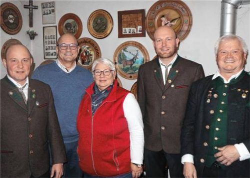 Nach den Ehrungen: (von links) Schützenmeister Anton Straßer, die Geehrten Michael und Beate Janker, Zweiter Schützenmeister Franz Straßer und Gauschützenmeister Erich Jungwirth.Foto wagner