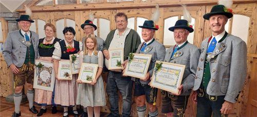 Nach den Ehrungen: (von links) Vorsitzender Alfred Licht, Sylvia Krenzler, Christine, Franz und Lina Argstatter, Martin Kupferschmied, Georg Argstatter, Hans Vogl und der Zweite Vorsitzende Christian Hübl.Foto Innviertler