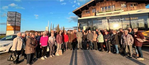 Nach der Stadtrundfahrt: Bürgermeister Michael Hetzl, Seniorenreferentin Claudia Hausberger und die Teilnehmer am InnCarrée. Foto  Stadt Mühldorf