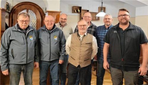 Nach der Wahl: (von links) Richard Römersberger, Hans Römersberger, Matthias Lazarus, Hans Hinterlocher, Paul Eder, Andreas Huber und Wahlleiter Leo Edelhäuser. Foto Römersberger