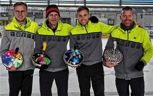 Nach exakt zehn Jahren hat der TSV Gars in der Besetzung Andreas Eder, Franz Mangstl, Till und Harald Eder (von links) den Kreispokal im Mannschaftsspiel auf Winterbahnen wieder gewonnen.Foto Albert Kamhuber